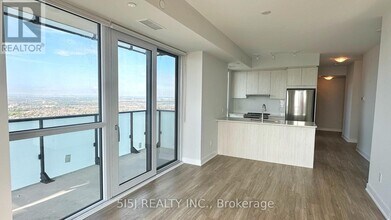 430-4430 Square One Dr in Mississauga, ON - Building Photo - Building Photo