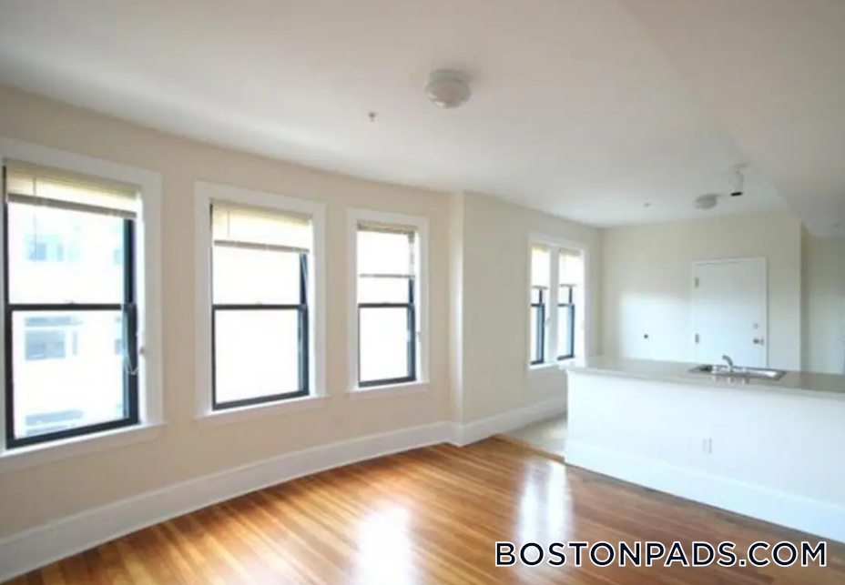 881 Massachusetts Ave in Cambridge, MA - Building Photo