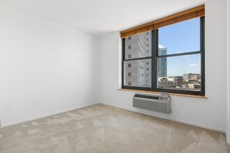 102 Christopher Columbus Dr in Jersey City, NJ - Building Photo - Building Photo