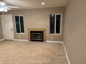 16645 Valencia Ave, Unit 2B in Fontana, CA - Foto de edificio - Building Photo