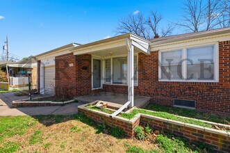2242 S Ridgewood Dr in Wichita, KS - Building Photo - Building Photo