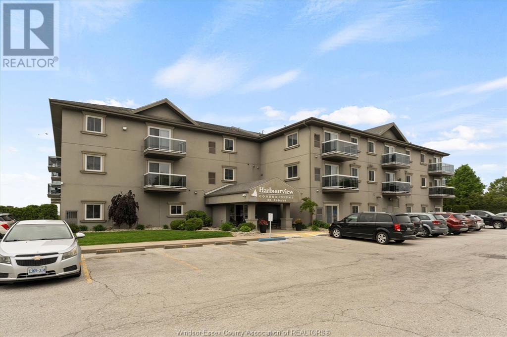 44 Robson Rd in Leamington, ON - Building Photo