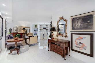 825 Brickell Bay Dr in Miami, FL - Building Photo - Building Photo