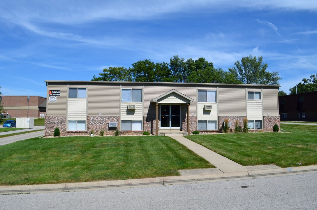 604 Hillview Dr, Unit #5 in Normal, IL - Building Photo