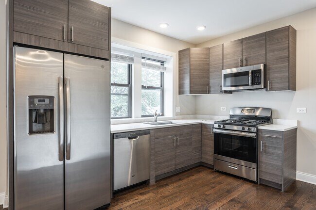 2238 N Sawyer Ave, Unit 2W in Chicago, IL - Foto de edificio - Building Photo