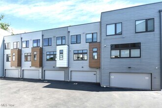 18875 Riversouth Ter in Fairview Park, OH - Building Photo - Building Photo