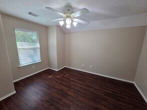 22885 Lantern Hills Dr in Kingwood, TX - Foto de edificio - Building Photo