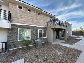 2121 W Sonoran Desert Dr in Phoenix, AZ - Foto de edificio - Building Photo