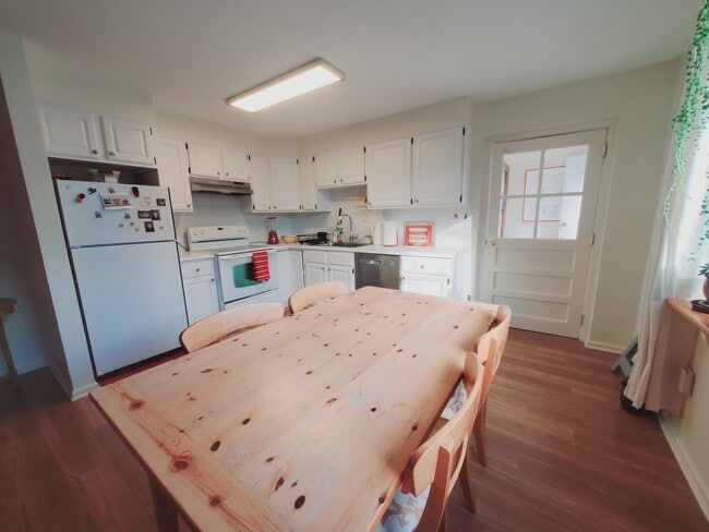 55 Whitmore Ln, Unit 1 in Stamford, CT - Foto de edificio - Building Photo