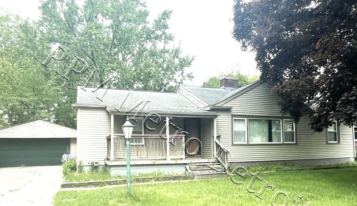32851 Linderman Ave in Warren, MI - Building Photo