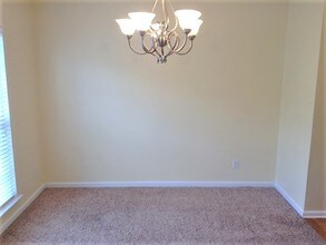 5323 Crisfield Rd in Charlotte, NC - Foto de edificio - Building Photo