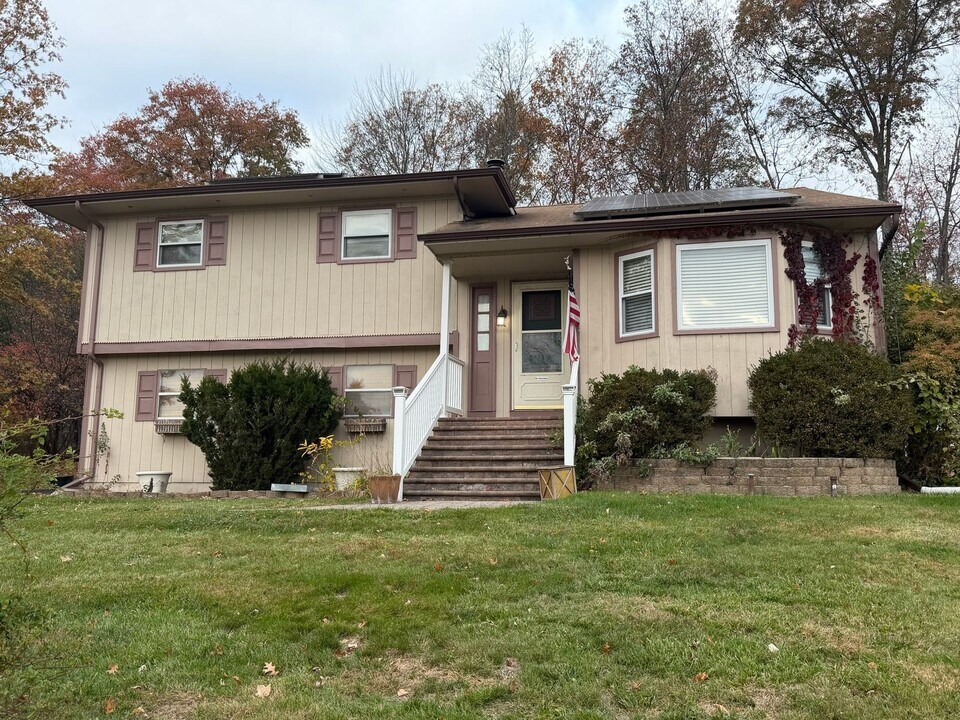 12 Todd Dr in Middletown, NY - Building Photo