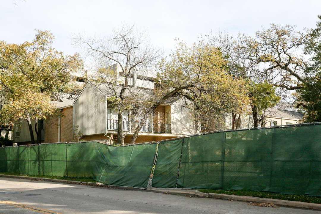 Post Oak Park Townhomes in Houston, TX - Building Photo