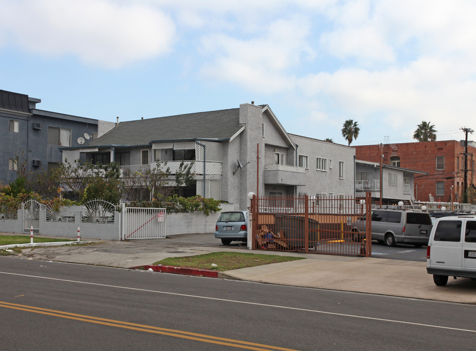 1716 3/4 Winona Blvd in Los Angeles, CA - Building Photo