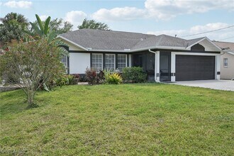 1570 Golden Gate Blvd W in Naples, FL - Foto de edificio - Building Photo