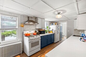 22 Spring St, Unit Apartment 3 in Newmarket, NH - Building Photo - Building Photo