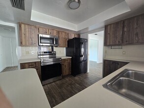 1530 Fife Ct in Dunedin, FL - Foto de edificio - Building Photo