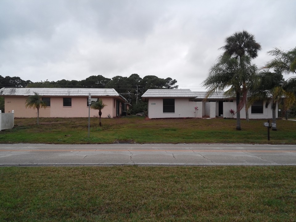 197 Boundary Blvd in Rotonda West, FL - Foto de edificio