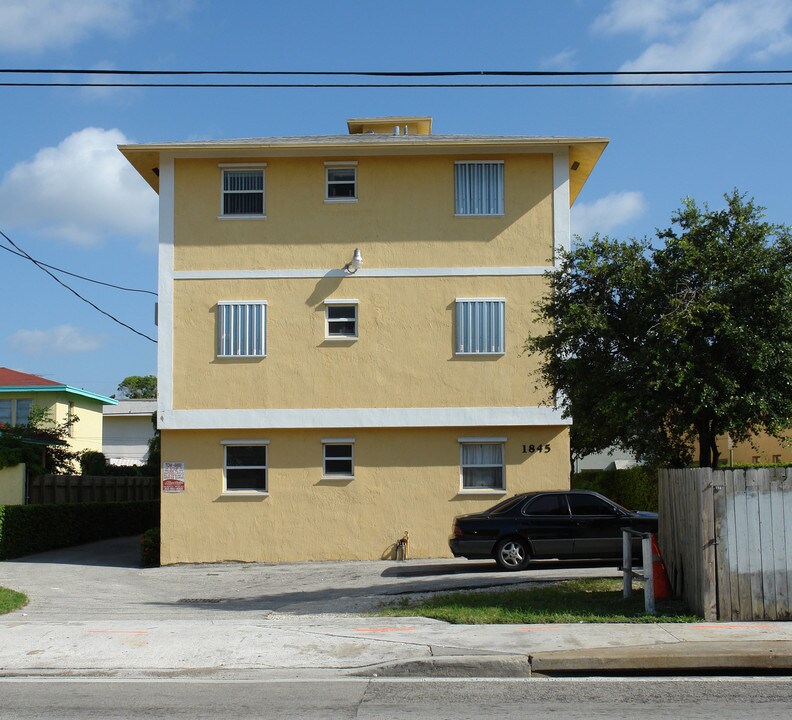 1845 SW 7th St in Miami, FL - Building Photo