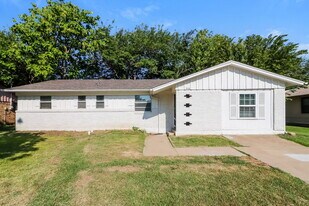 516 Elizabeth Ln in Mansfield, TX - Building Photo