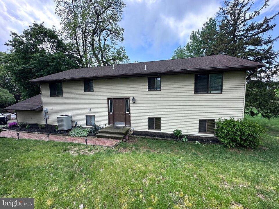 44 Gibraltar Rd in Reading, PA - Building Photo