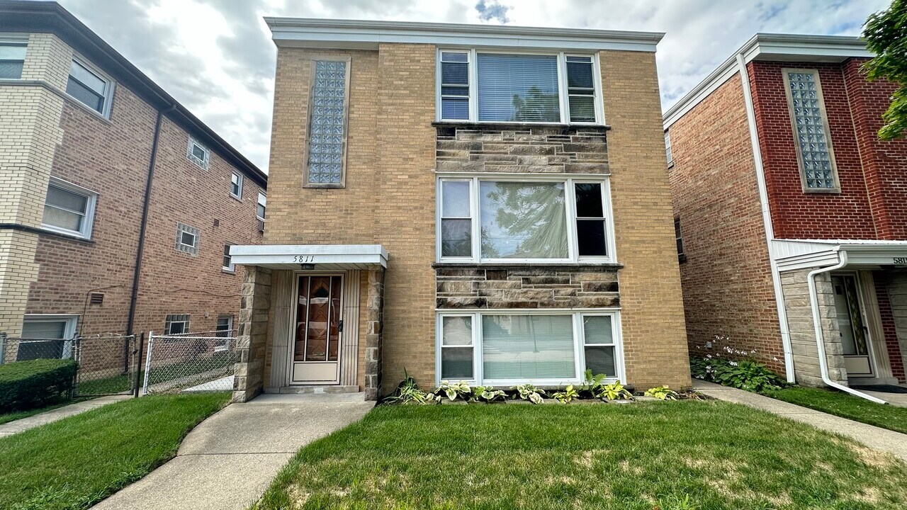 5811 W Lawrence Ave in Chicago, IL - Foto de edificio