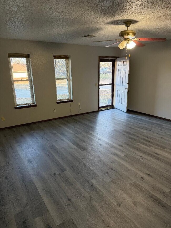 2935 Meadowview Dr in Woodward, OK - Building Photo - Building Photo