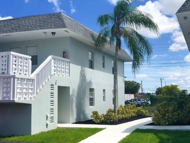 2716 Vandiver Dr in West Palm Beach, FL - Building Photo - Building Photo