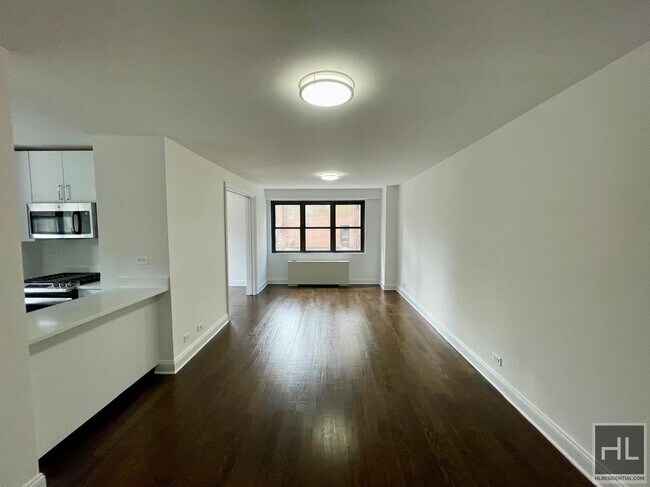 E 16 ST in New York, NY - Building Photo - Building Photo