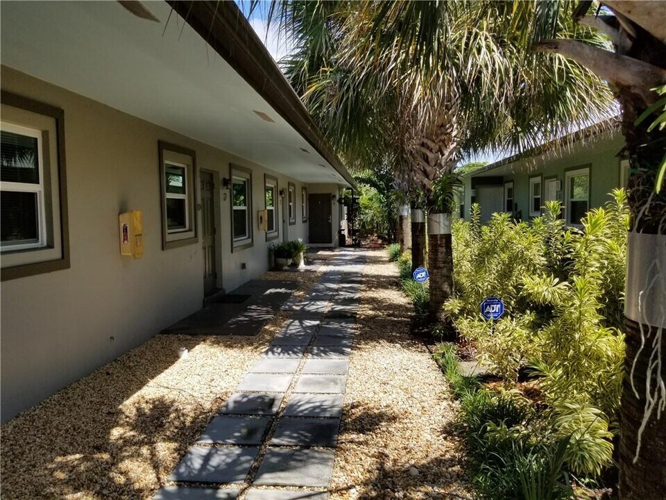 909 NE 23rd Dr-Unit -1 in Wilton Manors, FL - Building Photo