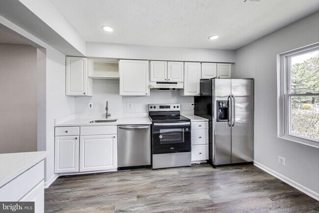 17520 Hoskinson Rd in Poolesville, MD - Building Photo - Building Photo