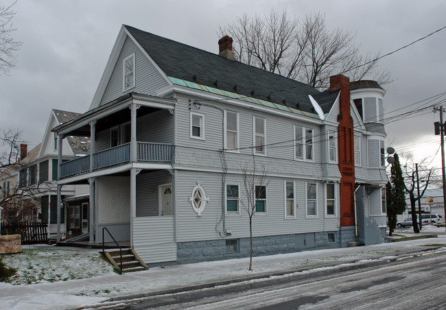 817 State St in Schenectady, NY - Foto de edificio - Building Photo