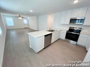 5911 Singing Trl in Von Ormy, TX - Building Photo - Building Photo