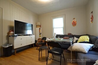 17 Greylock Rd in Boston, MA - Foto de edificio - Building Photo