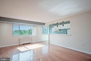 2500 N Van Dorn St in Alexandria, VA - Building Photo