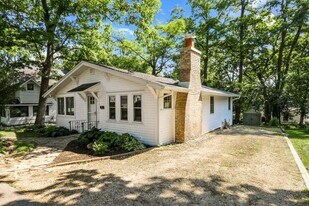 15 Geneva Ln in Fontana-on-Geneva Lake, WI - Building Photo