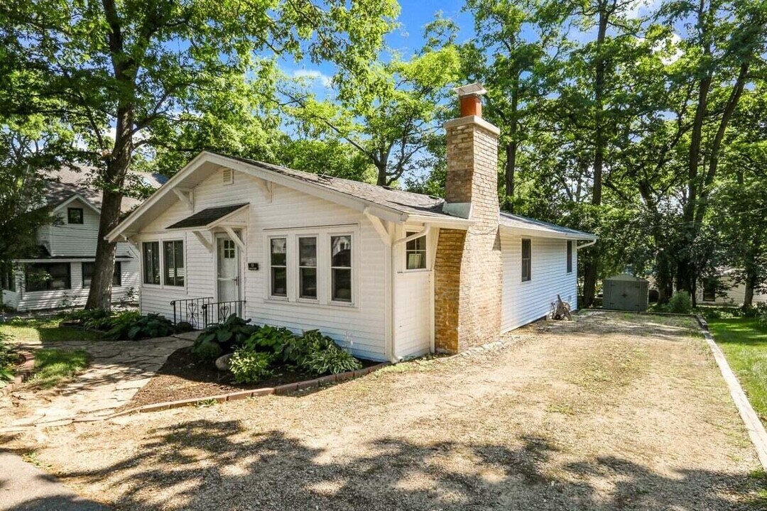 15 Geneva Ln in Fontana-on-Geneva Lake, WI - Building Photo