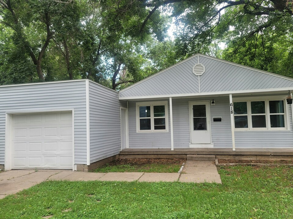 618 N Mount Carmel Ave in Wichita, KS - Building Photo