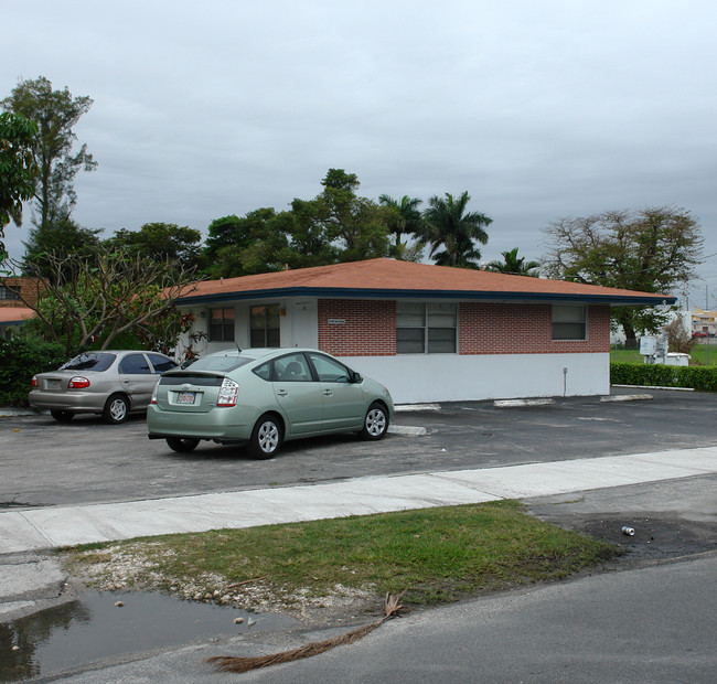 32 SE 2nd Ave in Dania, FL - Building Photo - Building Photo