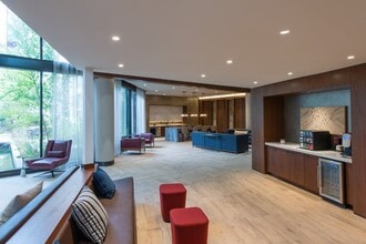 Highgate at the Mile in McLean, VA - Foto de edificio - Building Photo