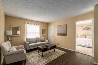 High Point Village in Austin, TX - Foto de edificio - Building Photo