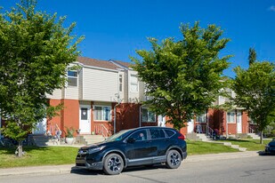 717 1 St SW in High River, AB - Building Photo