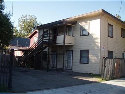 202 W Oak St in Stockton, CA - Building Photo