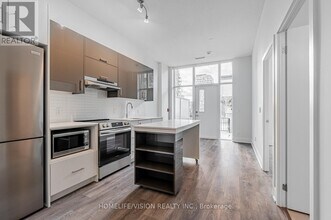 188 Fairview Mall Dr in Toronto, ON - Building Photo - Building Photo