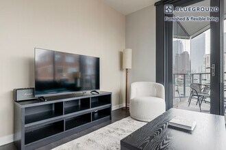 730 W Couch Pl in Chicago, IL - Building Photo - Building Photo