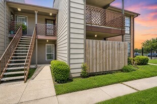 9090 S Braeswood Blvd in Houston, TX - Building Photo