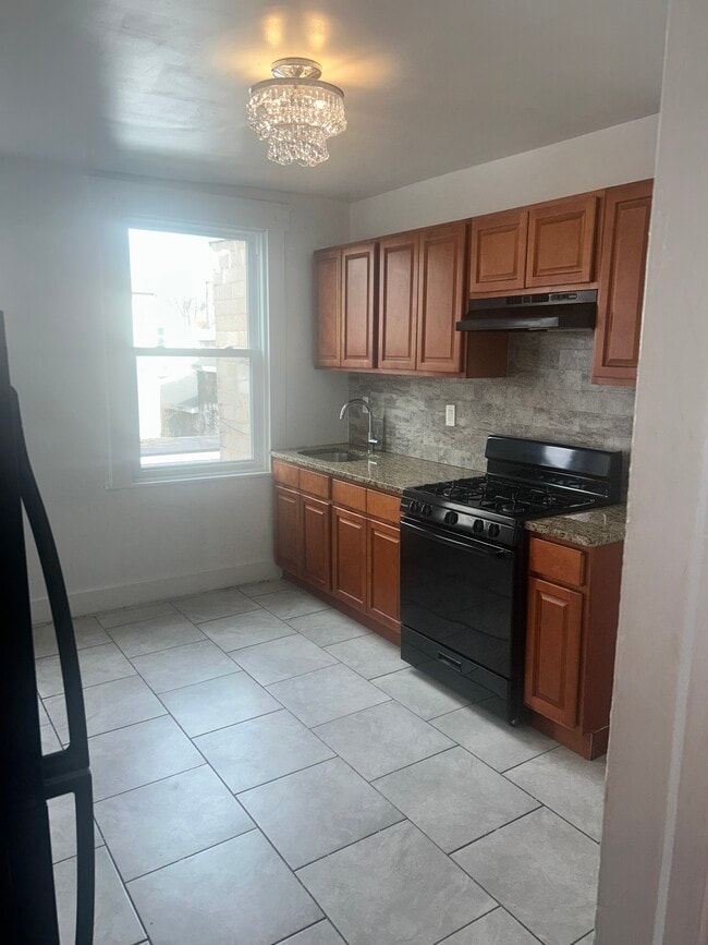 21 Tillinghast St, Unit 2 in Newark, NJ - Foto de edificio - Building Photo