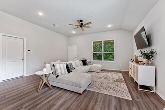 323 Watkins St in Huntsville, TX - Building Photo - Building Photo