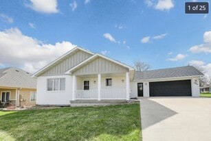 1009 E 6th St in Pella, IA - Building Photo