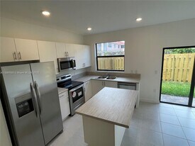 883 NE 211th St in North Miami Beach, FL - Building Photo
